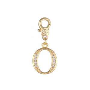 Gouden letter O hanger met fonkelende zirkonia steden, ideaal voor DIY sieraden maken.