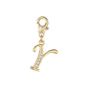 Gouden letter Y hanger detailopname, zirkonia bedel, aangepast DIY sieradenaccessoire voor dames.