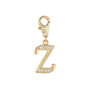 Detail van goudenletter Z-bedel met schitterende zirkonia stenen en karabijnhaak.