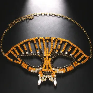 Collana con maschera in strass scintillanti, catena dorata e cristalli colorati per feste.