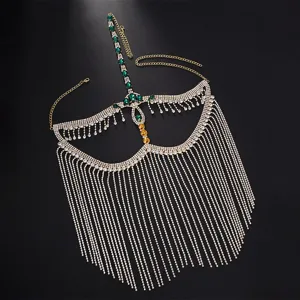 Dettaglio di maschera con catena da viso in strass con splendidi cristalli luminosi.