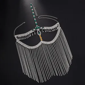 Squisita maschera facciale con frange di strass, copricapo in cristallo scintillante.