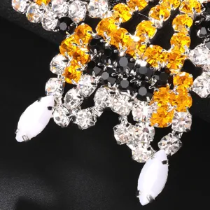 Primo piano dettagliato di maschera festiva con strass colorati scintillanti e metallo.