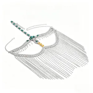 Mascherina con nappe in strass esagerata da donna, catena per il viso scintillante.