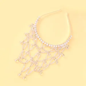 Detail van de delicate haarband van parelnet met kristallen druppels voor een elegante stijl.