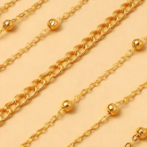 Chaines metalliques dores et perles composants de fabrication de bijoux detail macro.