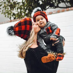 Berretti in maglia con pompon a quadri rossi e neri coordinati mamma e bimbo inverno
