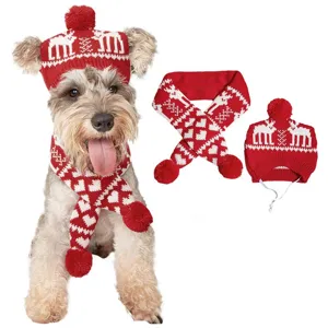 Ensemble bonnet et écharpe de Noël pour animal, motif renne rouge et blanc avec pompons.