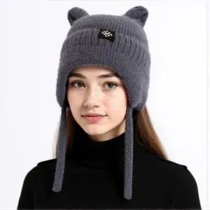 Nahaufnahme der kuscheligen grauen Strickmütze mit süßen Katzenohren und langen Ohrenklappen.