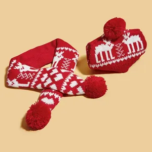 Ensemble écharpe et bonnet de Noël en tricot pour animal avec motif renne et pompon.