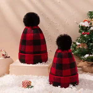 Berretto in maglia a quadri rosso e nero con pompon nero, dettaglio tema Natale.