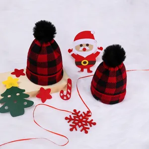 Cappello invernale in maglia a quadri rossi e neri con pompon nero, accessorio natalizio festivo.