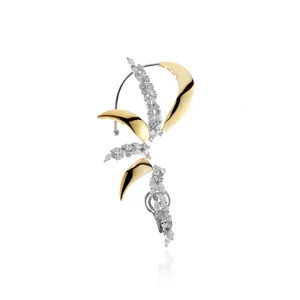 Elegante Blätter-Ohrklemme mit funkelnden Strasssteinen, filigranes Ast-Design, schöner Schmuck.