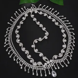 Detalle de cadena de pelo de diamantes de imitación, tocado de cristal brillante.