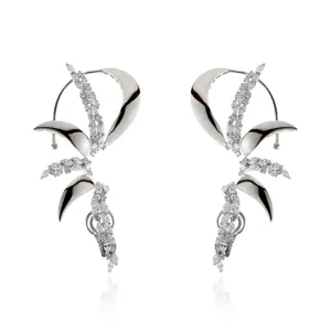 Detailansicht von luxuriösen blattförmigen Diamant-Ohrklemmen, elegantes Design für Damen.