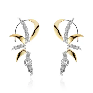 Exklusive goldene Blatt Ohrmanschetten für Damen mit glitzernden Zirkonia Steinen verziert.