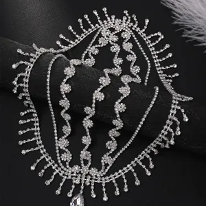 Primer plano de una cadena para el cabello con pedrería brillante y diseño de borlas de cristal.