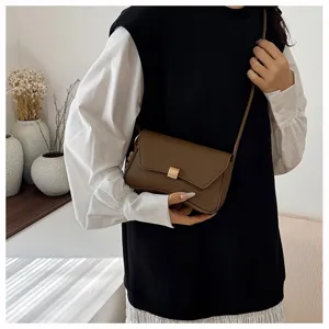 Vista dettagliata della borsa a tracolla marrone alla moda con chiusura in metallo.