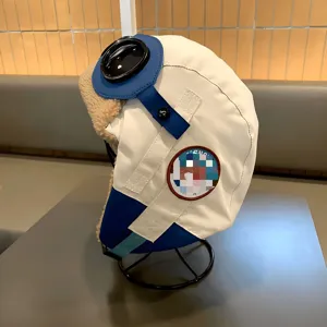 Detailansicht der Kinder Pilotenmütze mit Schutzbrille, winterwarmes Fleece-Futter.