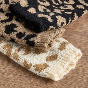 Nahaufnahme von Damen Leopardenmuster Strickhandschuhen aus weichem Material mit warmer Textur.