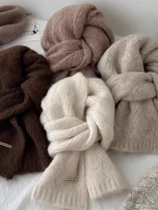 Primer plano de bufanda de punto esponjosa, textura suave y acogedora, accesorio de invierno.