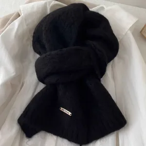 Bufanda de invierno negra suave y esponjosa de punto con etiqueta metálica elegante.