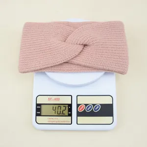 Bandeau croise en tricot rose vue detaillee, accessoire de cheveux chaud doux pour femmes.