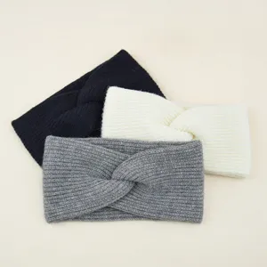 Détail en gros plan de banderoles tricotées douces avec torsion en noir, blanc et gris.