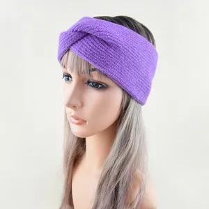 Vue de detail du magnifique bandeau croise en tricot violet, accessoire chaud d'hiver.