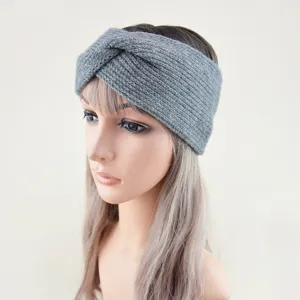 Vue détaillée du bandeau tricoté gris, un accessoire capillaire chaud, doux et pratique.