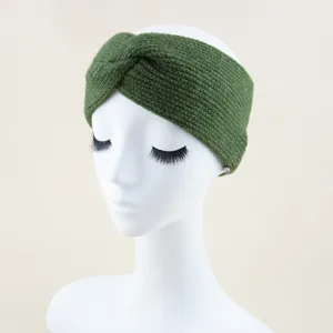 Détail du bandeau croisé en tricot vert foncé, accessoire chaud pour le yoga et le visage.