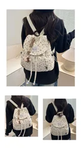Detailansicht des niedlichen Damen-Rucksacks aus Cord mit Kordelzug und süßem Bärchen-Print.
