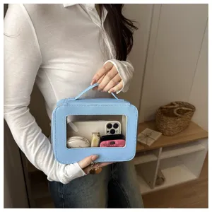 Vista dettagliata della borsa cosmetica in PVC trasparente con ampio spazio interno.