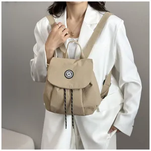 Sac à dos en toile kaki décontracté avec cordon de serrage, élégant sac pour les voyages.