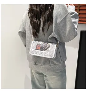 Vue détaillée du sac à bandoulière tendance avec imprimé journal pour femmes, chic et stylé.