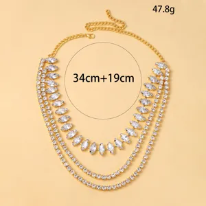 Magnifique collier multi-couches en strass doré, idéal pour une tenue de soirée chic.