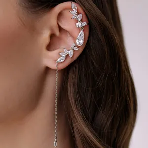 Pendiente de oreja de circonita plateada con hoja y borla, joya elegante y brillante.