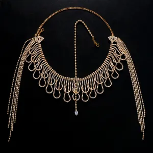 Detalle cadena de pelo de diamantes de imitación, accesorio dorado con borlas