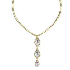 Gros plan détaillé d'un collier minimaliste doré avec des pendentifs en cristal en forme de larme.
