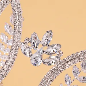Mooi glanzende strass tiara detail close up bruiloft bruid haaraccessoire