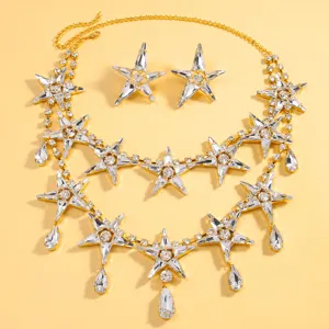 Vue détaillée d'un collier scintillant à double couche d'étoiles en strass avec boucles d'oreilles.