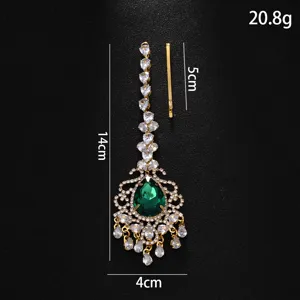 Indischer Braut Maang Tikka Detail, smaragdgrüner Tropfen Strass Stirnkette Haarschmuck.