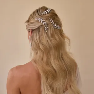 Wunderschöner Kristallblatt-Haarkamm und Haarnadeln Detail für elegante Brautfrisuren.