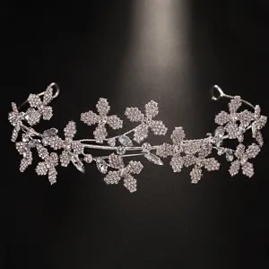 Silbernes Strass-Blumen-Haarband Detail, elegante Braut-Hochzeitsschmuck Nahaufnahme