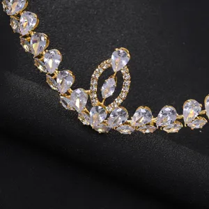 Nahaufnahme eines glänzenden goldenen Zirkonia-Diadems in Tropfenform, Braut-Haarschmuck.