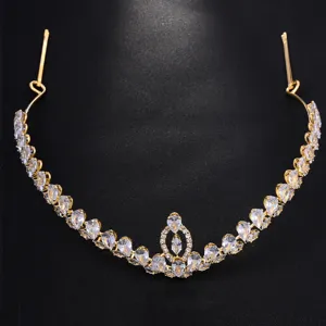 Detailansicht der glitzernden Zirkon-Tiara, elegantes goldenes Braut-Haaraccessoire für Partys.