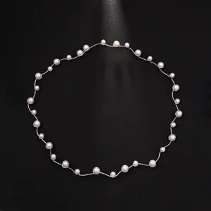 Detailansicht Perlen Haarreif, elegante weiße Perlen auf feinem Draht, Braut Party Accessoire.