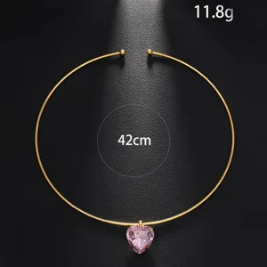 Collana choker in metallo dorato minimalista con ciondolo a cuore in strass rosa da donna.