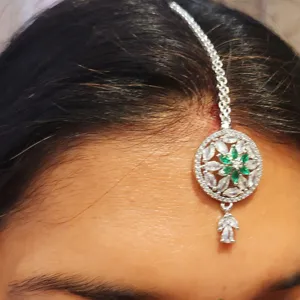 Gioiello per capelli indiano tradizionale Maang Tikka con zirconi verdi e bianchi eleganti.