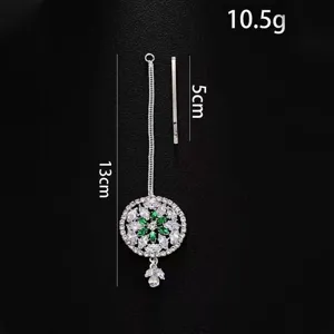 Dettaglio della catena per capelli con fiori di smeraldo retrò, zirconi scintillanti, copricapo indiano.